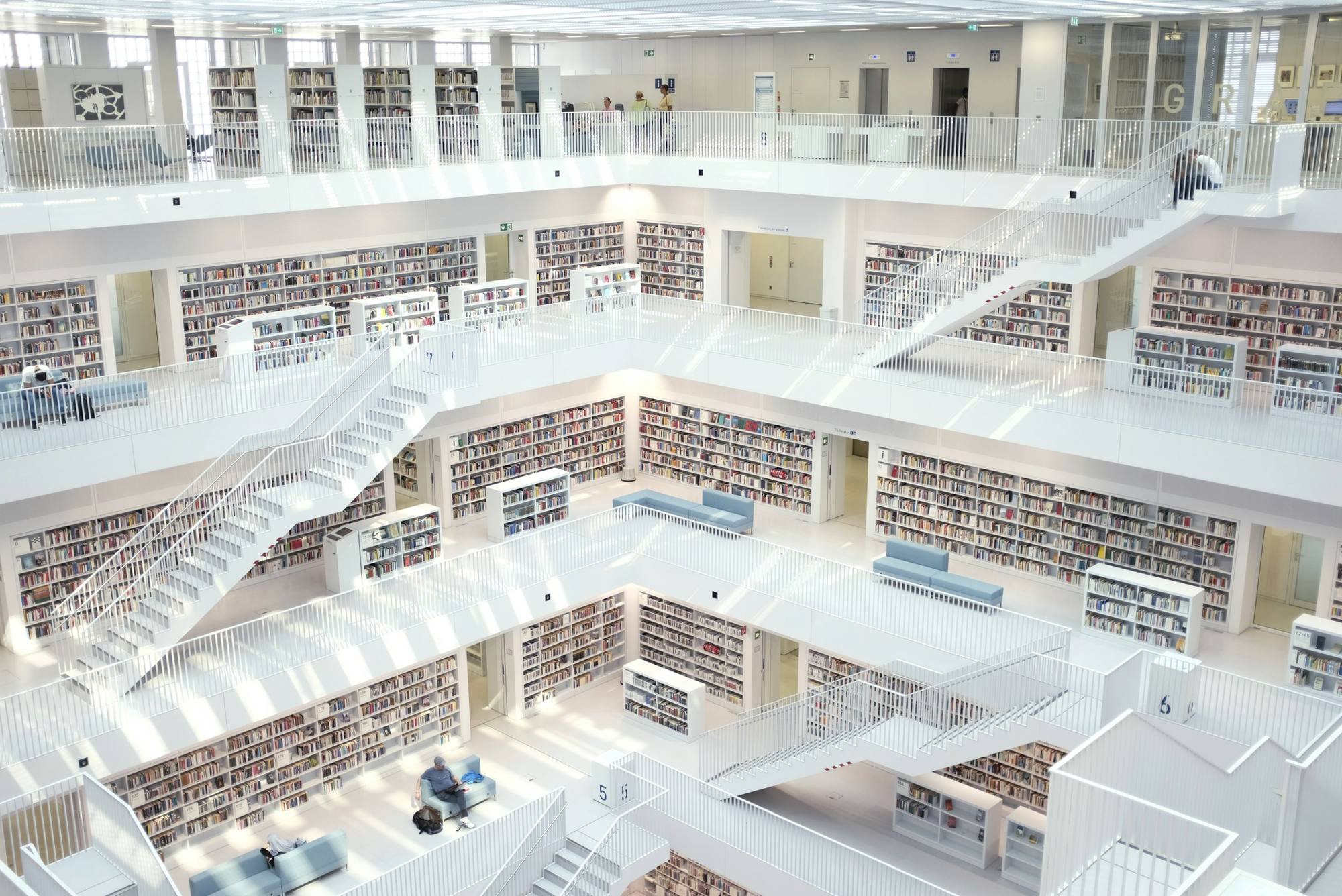 Blick in eine helle Bibliothek über mehrere Etagen