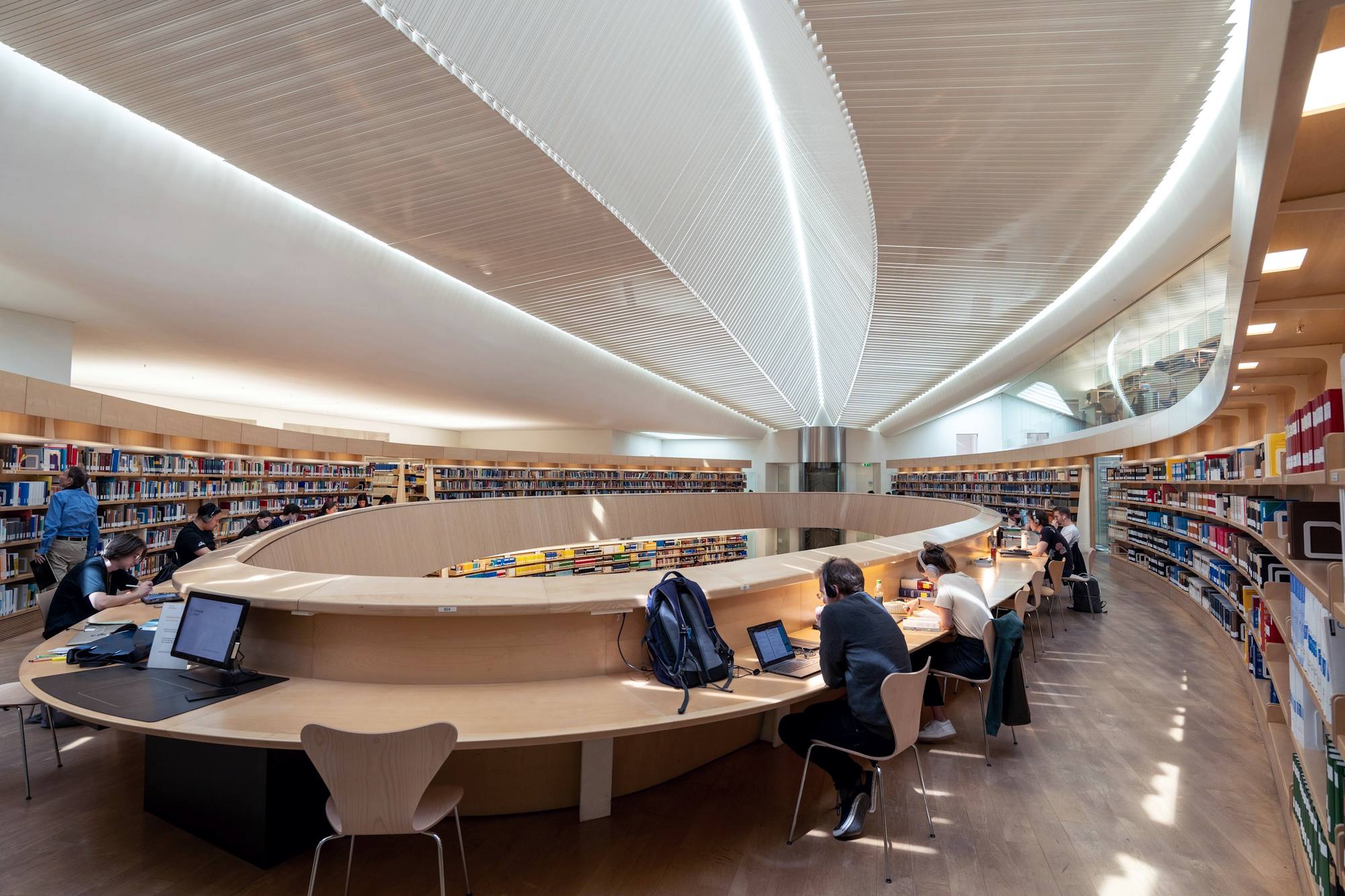 Eine moderne Bibliothek mit Lesetischen