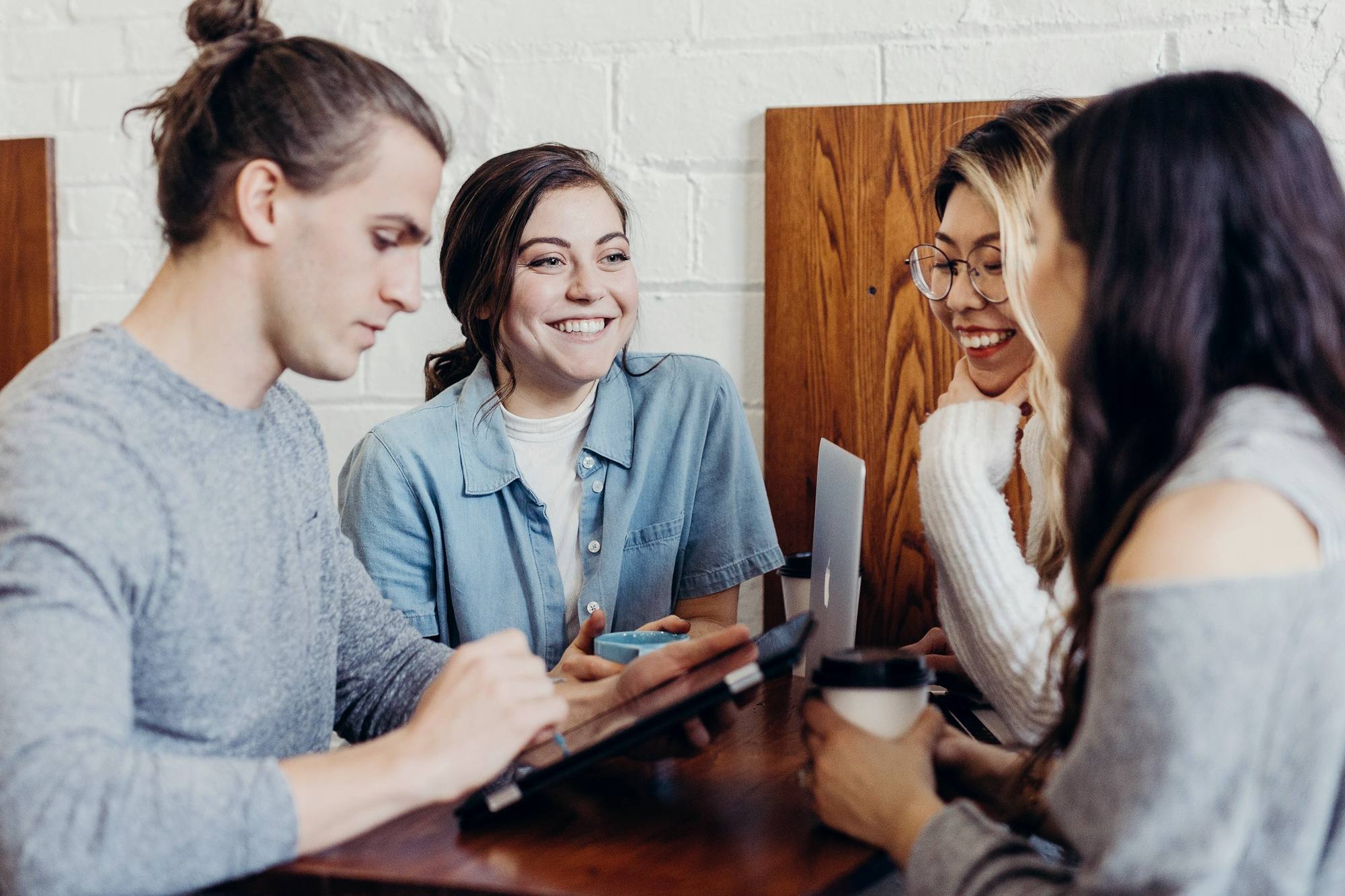 Vier Studierende arbeiten gemeinsam an einem Tisch